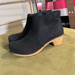 Women’s Dansko size 37 black booties